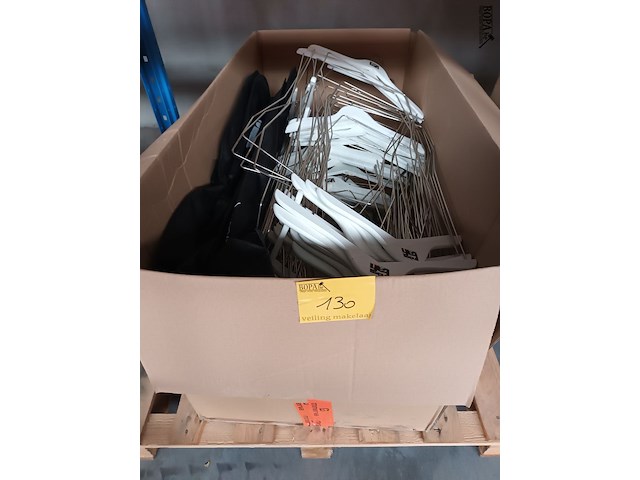 Lot 130 - kledinghangers en kledinghoezen - afbeelding 1 van  4
