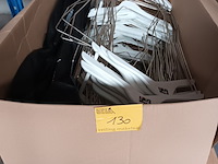 Lot 130 - kledinghangers en kledinghoezen - afbeelding 1 van  4