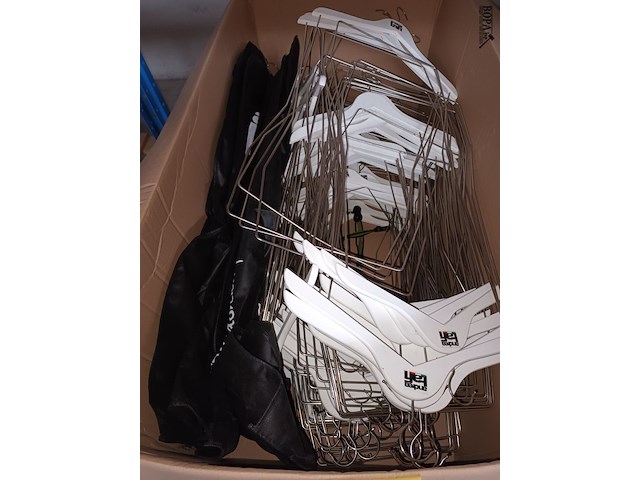 Lot 130 - kledinghangers en kledinghoezen - afbeelding 2 van  4