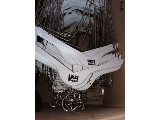 Lot 130 - kledinghangers en kledinghoezen - afbeelding 3 van  4