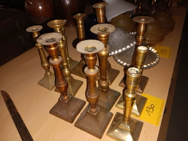 Lot 130 - koperen kandelaars. 11 stuks - afbeelding 3 van  3
