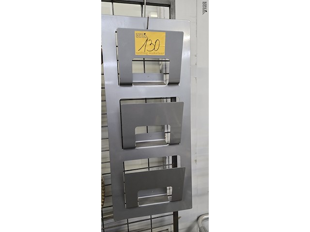 Lot 130 - metalen muur dagbladhouder - afbeelding 1 van  1