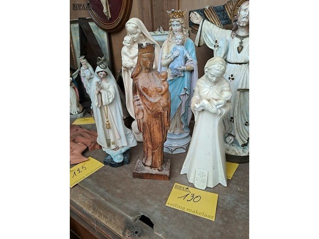 Lot 130 - set van mariabeelden in goede staat - afbeelding 1 van  4