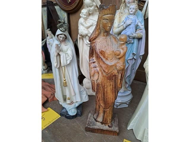 Lot 130 - set van mariabeelden in goede staat - afbeelding 2 van  4