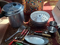 Lot 130 - vintage keukengerei: snelkookpan tomado, bakvorm dr oetker, - afbeelding 1 van  3