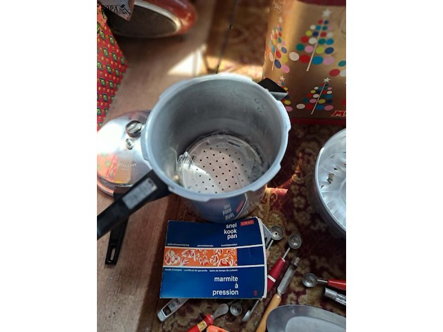 Lot 130 - vintage keukengerei: snelkookpan tomado, bakvorm dr oetker, - afbeelding 3 van  3