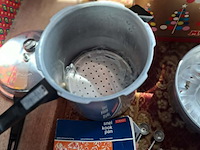 Lot 130 - vintage keukengerei: snelkookpan tomado, bakvorm dr oetker, - afbeelding 3 van  3