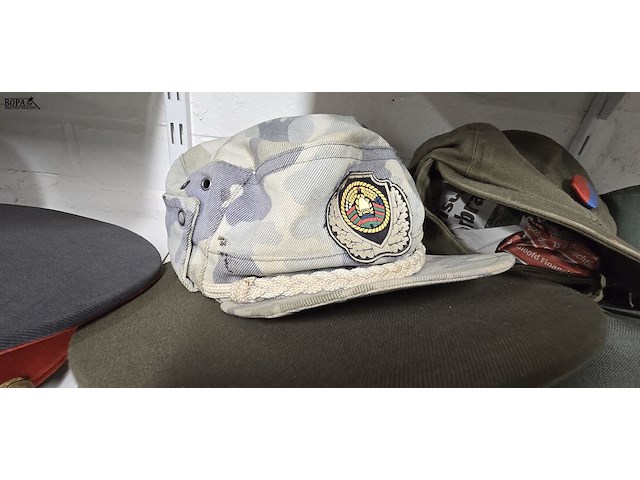 Lot 130 - wit rusland 2 kepies + 4 petten - afbeelding 3 van  5