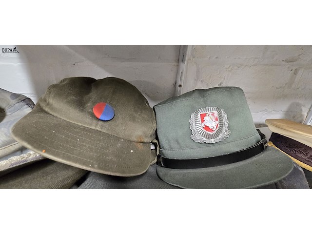 Lot 130 - wit rusland 2 kepies + 4 petten - afbeelding 4 van  5