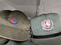 Lot 130 - wit rusland 2 kepies + 4 petten - afbeelding 4 van  5