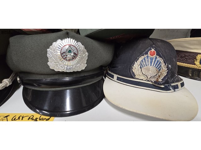 Lot 130 - wit rusland 2 kepies + 4 petten - afbeelding 5 van  5