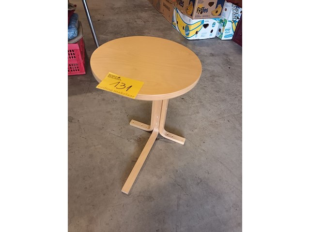 Lot 131 - bijzettafel ikea - afbeelding 1 van  2
