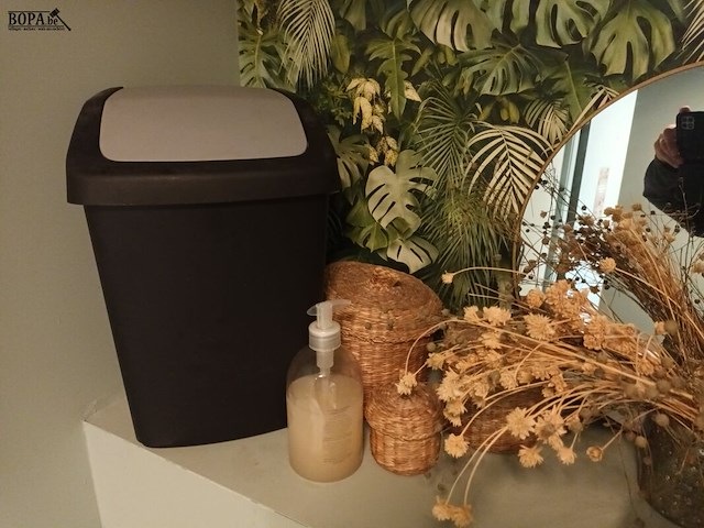 Lot 131 - decoratie en vuilnisbakje. 9 stuks - afbeelding 2 van  5