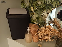 Lot 131 - decoratie en vuilnisbakje. 9 stuks - afbeelding 2 van  5