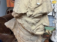 Lot 131 - expressieve buste van oudere man - afbeelding 2 van  3