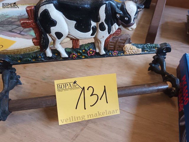 Lot 131 - gietijzer handdoekrek met koe - afbeelding 1 van  4