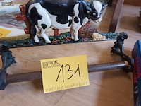 Lot 131 - gietijzer handdoekrek met koe - afbeelding 1 van  4