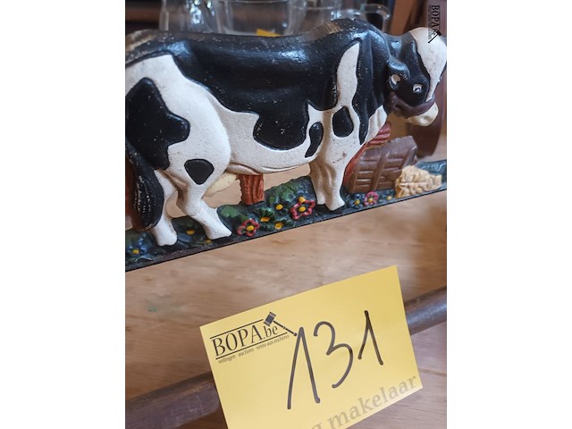 Lot 131 - gietijzer handdoekrek met koe - afbeelding 2 van  4