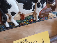 Lot 131 - gietijzer handdoekrek met koe - afbeelding 2 van  4