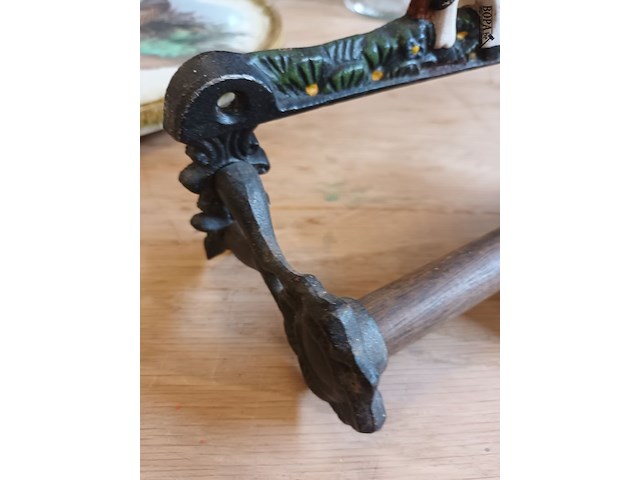 Lot 131 - gietijzer handdoekrek met koe - afbeelding 3 van  4