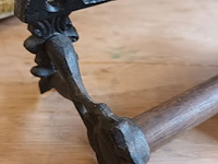 Lot 131 - gietijzer handdoekrek met koe - afbeelding 3 van  4