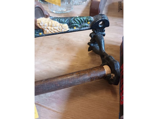 Lot 131 - gietijzer handdoekrek met koe - afbeelding 4 van  4