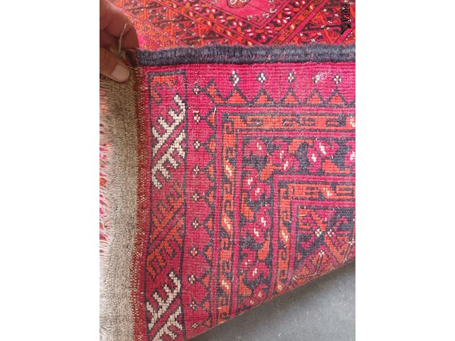 Lot 131 - handgeknoopt perzisch tapijt - afbeelding 3 van  5