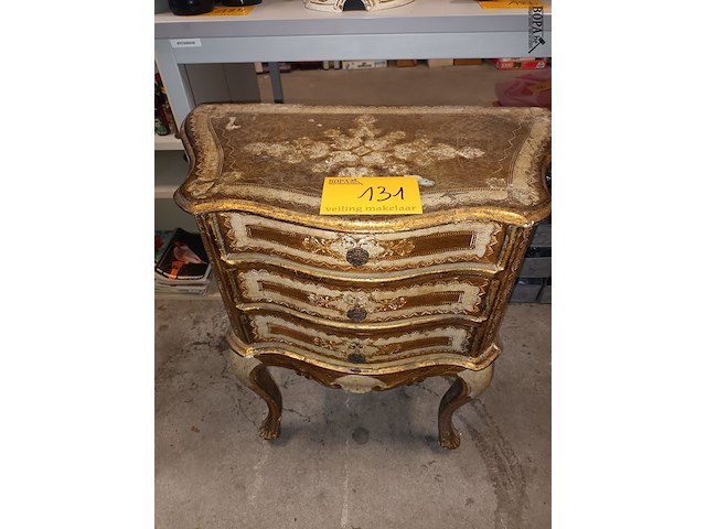 Lot 131 - italiaans kastje met 3 lades - afbeelding 1 van  6