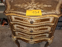 Lot 131 - italiaans kastje met 3 lades - afbeelding 1 van  6