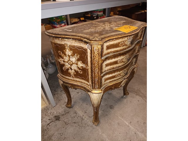Lot 131 - italiaans kastje met 3 lades - afbeelding 2 van  6