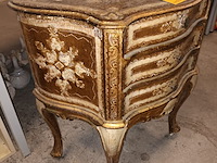 Lot 131 - italiaans kastje met 3 lades - afbeelding 2 van  6