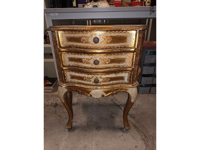 Lot 131 - italiaans kastje met 3 lades - afbeelding 3 van  6