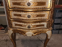 Lot 131 - italiaans kastje met 3 lades - afbeelding 3 van  6