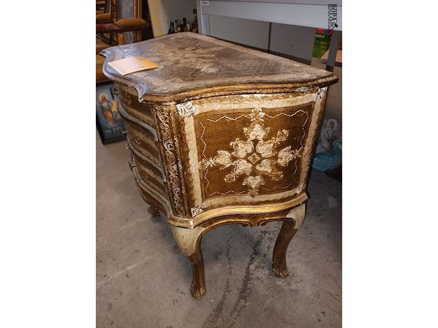 Lot 131 - italiaans kastje met 3 lades - afbeelding 4 van  6