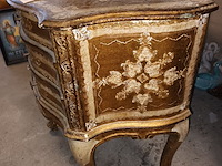Lot 131 - italiaans kastje met 3 lades - afbeelding 4 van  6