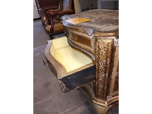 Lot 131 - italiaans kastje met 3 lades - afbeelding 5 van  6