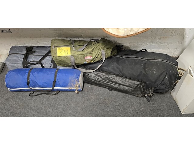 Lot 131 - lot diverse tenten, slaapzakken? 5 tassen - afbeelding 1 van  5