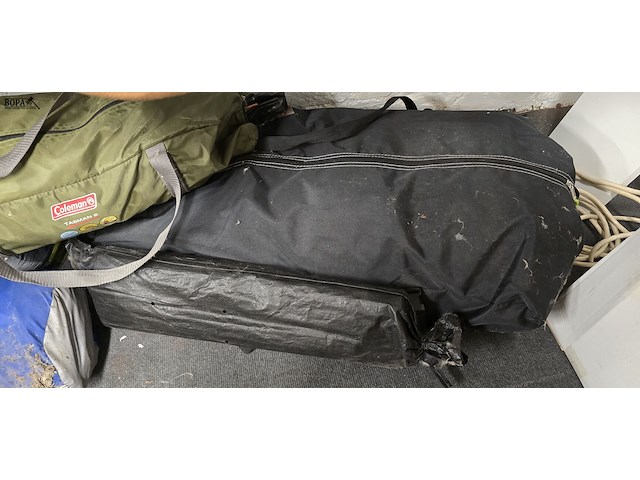 Lot 131 - lot diverse tenten, slaapzakken? 5 tassen - afbeelding 2 van  5