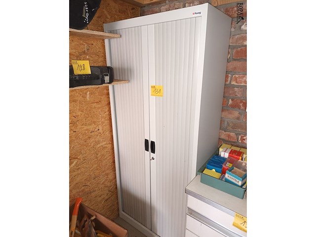 Lot 131 - roldeur kast - afbeelding 1 van  2