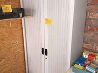 Lot 131 - roldeur kast - afbeelding 1 van  2