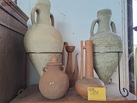 Lot 131 - stenen buitendecoratie: diverse kruiken ook op standaard - afbeelding 1 van  5