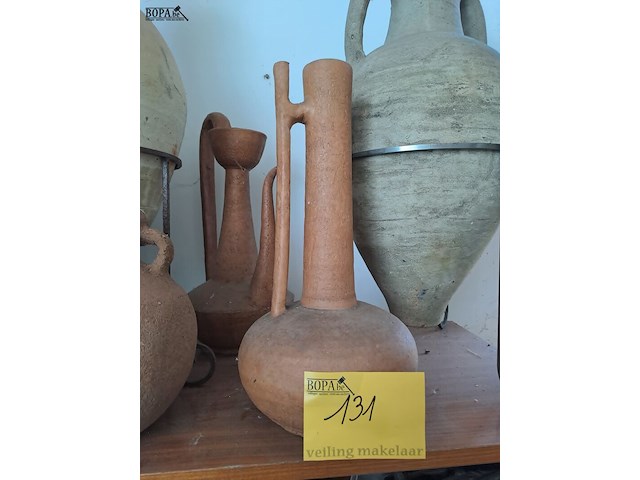 Lot 131 - stenen buitendecoratie: diverse kruiken ook op standaard - afbeelding 2 van  5