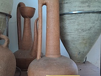 Lot 131 - stenen buitendecoratie: diverse kruiken ook op standaard - afbeelding 2 van  5