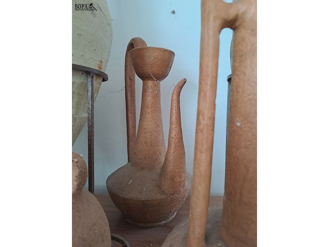 Lot 131 - stenen buitendecoratie: diverse kruiken ook op standaard - afbeelding 3 van  5