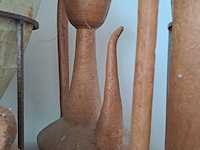 Lot 131 - stenen buitendecoratie: diverse kruiken ook op standaard - afbeelding 3 van  5