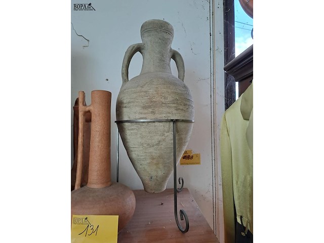 Lot 131 - stenen buitendecoratie: diverse kruiken ook op standaard - afbeelding 4 van  5