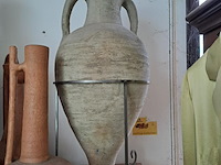 Lot 131 - stenen buitendecoratie: diverse kruiken ook op standaard - afbeelding 4 van  5