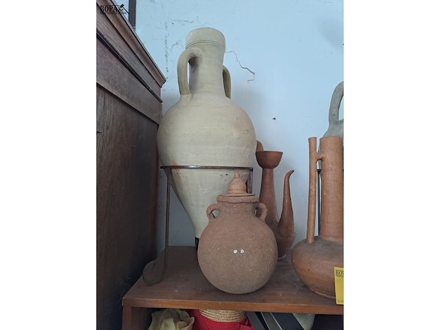 Lot 131 - stenen buitendecoratie: diverse kruiken ook op standaard - afbeelding 5 van  5