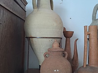 Lot 131 - stenen buitendecoratie: diverse kruiken ook op standaard - afbeelding 5 van  5