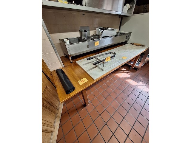 Lot 131 - tafel op wielen - afbeelding 1 van  2